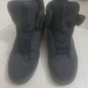 Brand  new supra high tops comes with laces